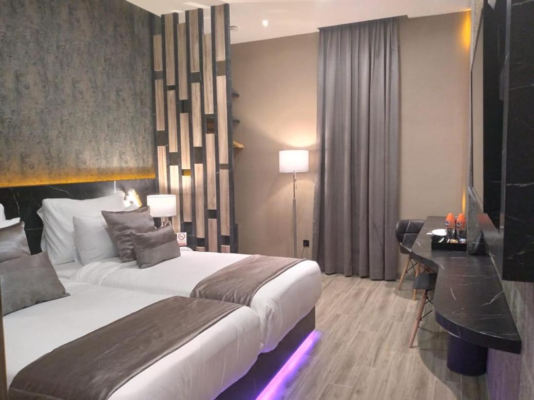 De Paris Hotel Медан Екстериор снимка