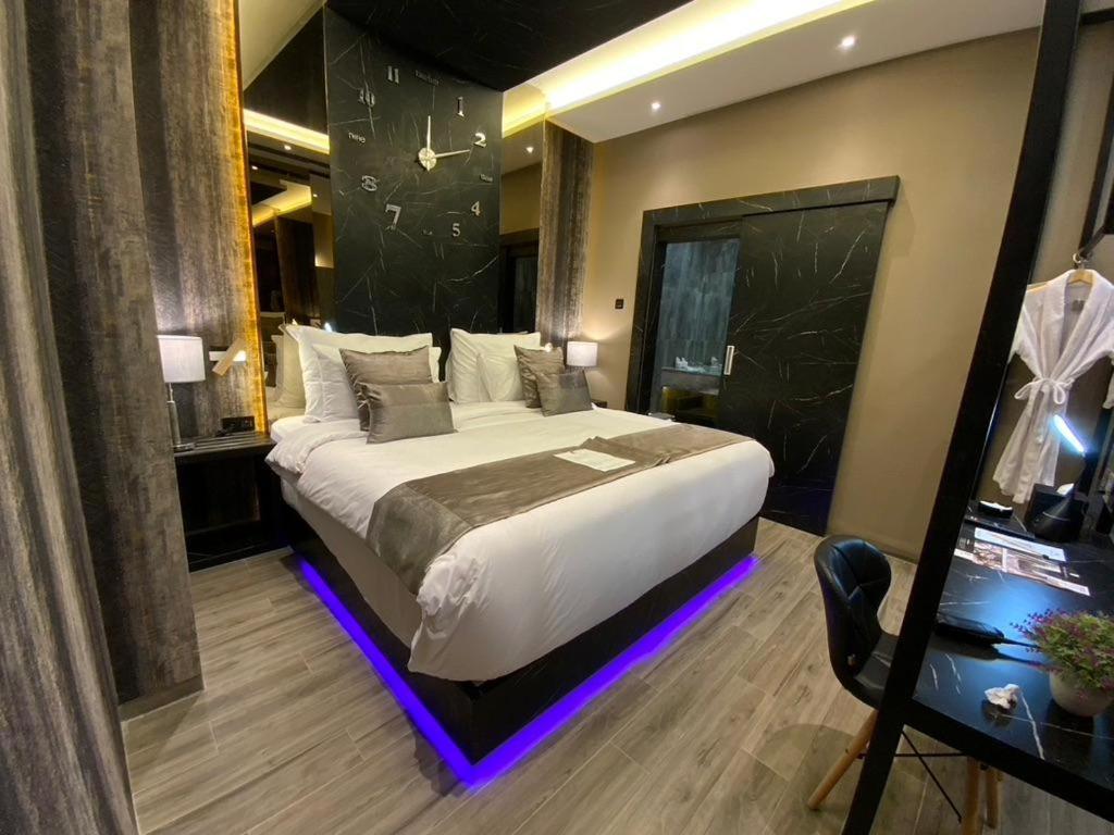 De Paris Hotel Медан Екстериор снимка