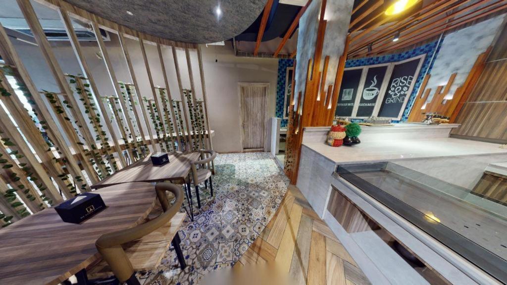 De Paris Hotel Медан Екстериор снимка
